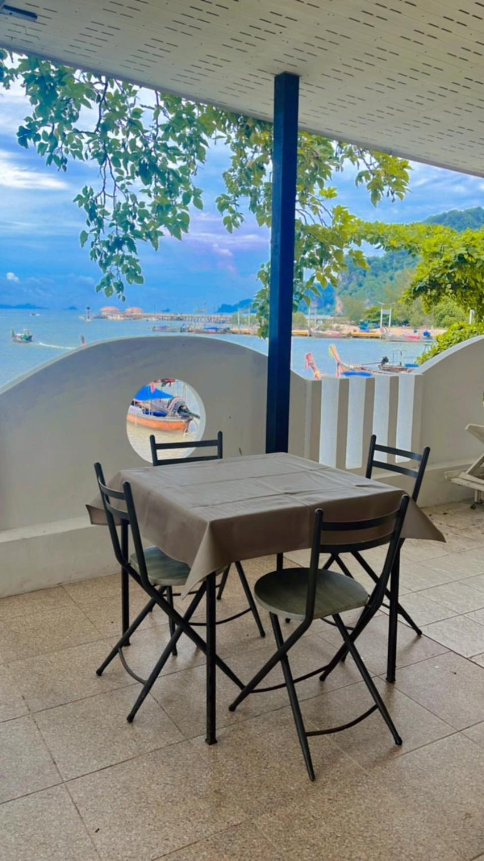 ホテル Chom By The Sea Ao Nam Mao エクステリア 写真