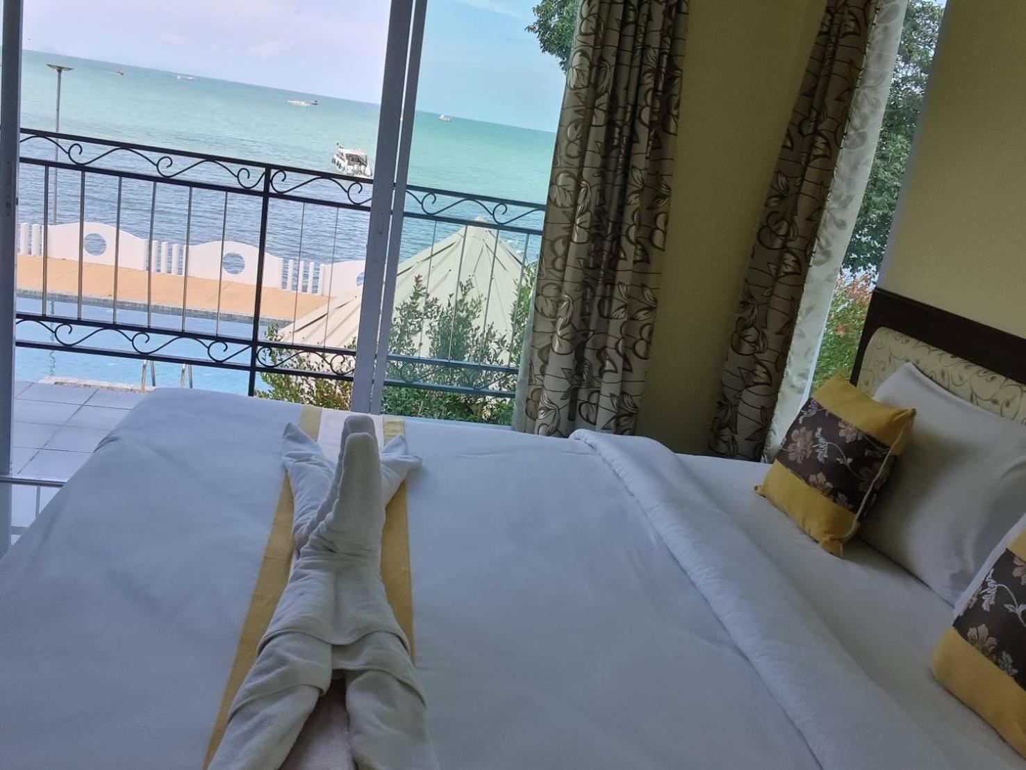 ホテル Chom By The Sea Ao Nam Mao エクステリア 写真